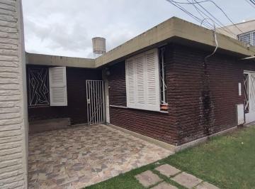 Casa · 90m² · 5 Ambientes · 2 Cocheras · Venta - Casa 3 Dorm. Apta Credito - Rosario Zona Sur