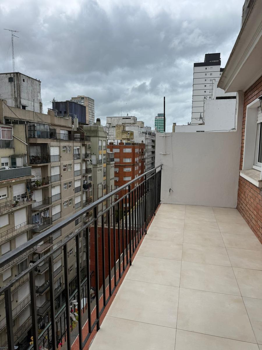 Departamento de 3 Ambientes con dependencia de servicio a la calle con balcón terraza
