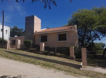 Casa · 180m² · 4 Ambientes · 1 Cochera · Casa en Venta con Amplio Parque Arbolado. Villa Los Aromos