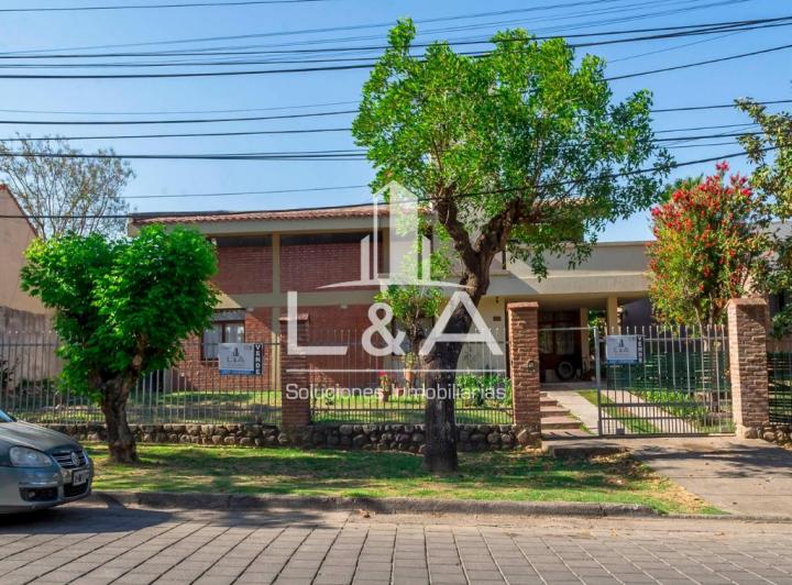 Casa · 450m² · 8 Ambientes · 3 Cocheras