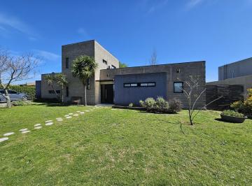 Casa · 180m² · 4 Ambientes · Casa de 3 Dorm. Se Vende