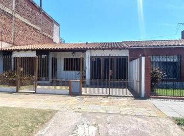 Casa · 120m² · 3 Ambientes · 1 Cochera · Casa 3 Ambientes con Cochera y Gran Lote! Oportunidad!