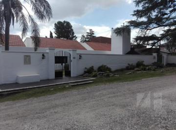 Casa · 290m² · 3 Dormitorios · 2 Cocheras · Venta de Propiedad de Categoría!