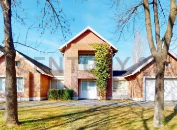 Casa · 310m² · 6 Ambientes · 2 Cocheras · Casa de Categoría en Grand Bell