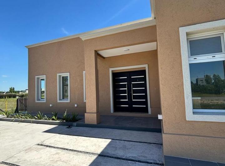 Casa · 950m² · 3 Ambientes · 1 Cochera