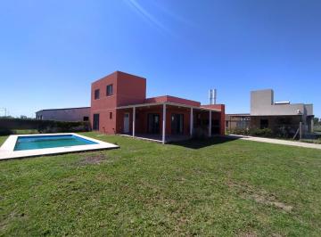 Casa · 120m² · 3 Ambientes · 2 Cocheras · Casa en Venta de 2 Dorm. en Funes Norte