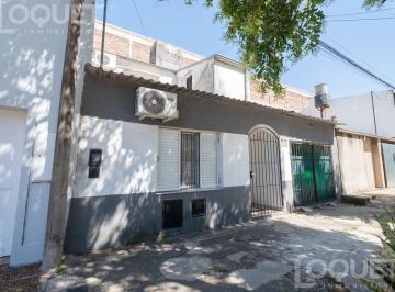 Casa · 121m² · 3 Ambientes · 1 Cochera · Casa de 2 Dorm., Patio y Cochera en Sargento Cabral