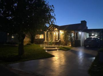 Casa · 155m² · 4 Ambientes · 4 Cocheras · Casa en Venta en Santa Isabel I.