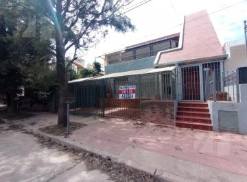 Casa · 230m² · 4 Dormitorios · 1 Cochera · Casa en 2 Plantas a Cuadras del Hospital Privado