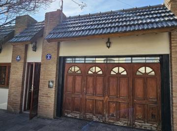 Casa · 183m² · 4 Ambientes · 1 Cochera · Casa de 3 Dorm., Garage y Patio con Pileta en Yofre Sud