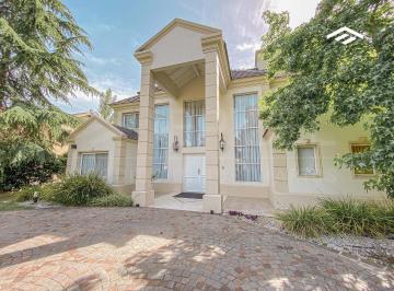 Casa · 275m² · 5 Ambientes · Casa en Alquiler - 4 Habitaciones - St. Thomas Sur