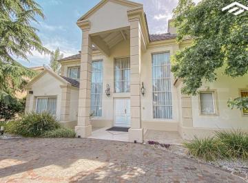 Casa · 275m² · 5 Ambientes · Casa en Alquiler - 4 Habitaciones - St. Thomas Sur