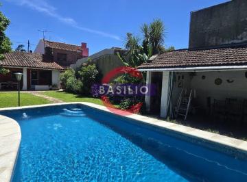 Casa · 151m² · 4 Ambientes · 1 Cochera · Venta Casa 4 Ambientes con Jardín, Pileta, Quincho y Cochera – Martínez