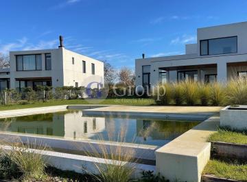 Casa · 245m² · 7 Ambientes · 2 Cocheras · Casa en Venta de 4 Dorm. en La Calesa, Pilara Al Agua