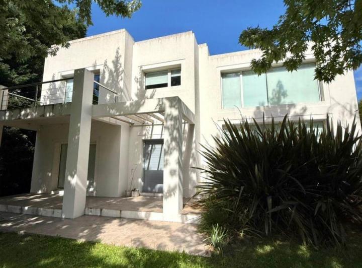 Casa · 240m² · 5 Ambientes · 2 Cocheras