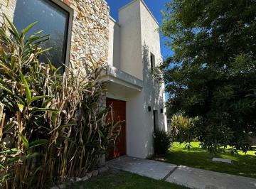 Casa · 280m² · 3 Dormitorios · 2 Cocheras · Excelente Casa a La Venta en Weston, Moreno