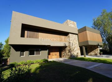 Casa · 535m² · 9 Ambientes · 2 Cocheras · Casa en Venta 9 Ambientes con Pileta y Vista a La Laguna en Terravista