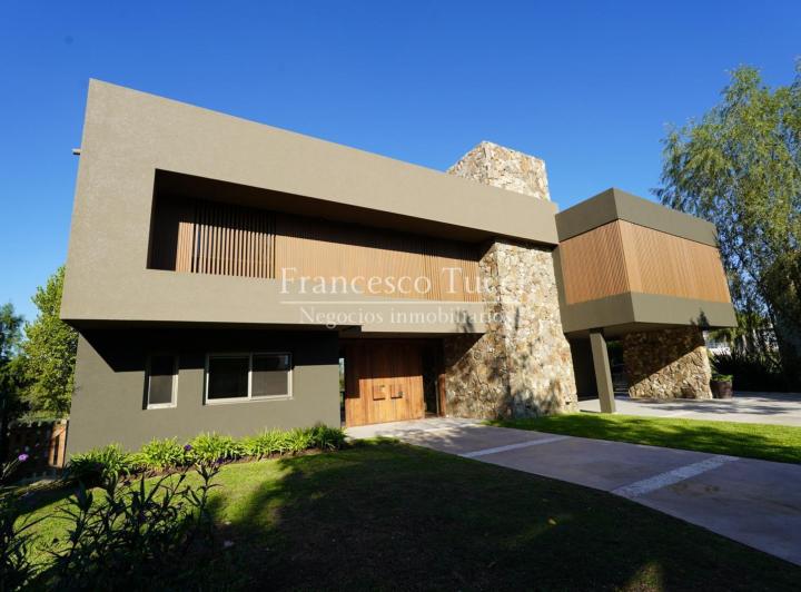 Casa · 535m² · 9 Ambientes · 2 Cocheras