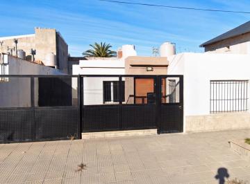 Casa · 218m² · 5 Ambientes · 2 Cocheras · Casa - Comodoro Rivadavia
