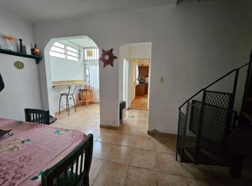 PH de 4 ambientes, Rosario · Casa de Pasillo en Venta en Barrio Azcuénaga