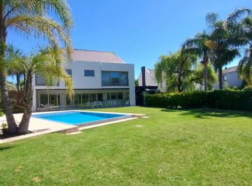 Casa · 338m² · 7 Ambientes · 5 Cocheras · Casa en Septiembre