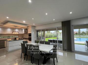 Casa · 271m² · 6 Ambientes · 2 Cocheras · Casa en Venta 6 Ambientes con Fondo a Laguna en Terravista