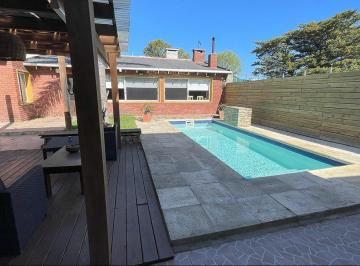Casa · 284ha · 5 Ambientes · 2 Cocheras · Casa en Venta de 4 Dorm. en Playa Mansa con Piscina, Barbacoa y Garage