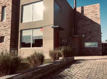 Casa · 110ha · 4 Ambientes · 2 Cocheras · Alquiler Casa 3 Dorm. con Piscina Climatizada