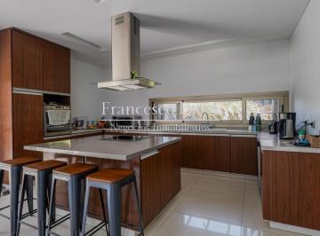 Casa · 341m² · 5 Ambientes · 2 Cocheras · Casa en Venta Barrio Privado Terravista