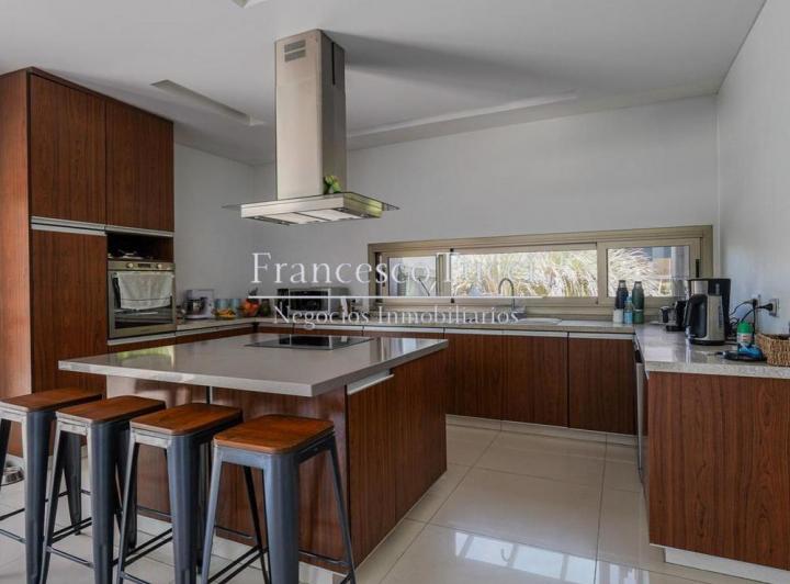 Casa · 341m² · 5 Ambientes · 2 Cocheras