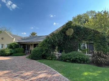 Casa · 330m² · 5 Ambientes · 1 Cochera · Casa en Venta/alquiler en Club de Campo Los Pinguinos