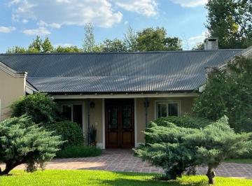 Casa · 330m² · 5 Ambientes · 1 Cochera · Casa en Venta/alquiler en Club de Campo Los Pinguinos