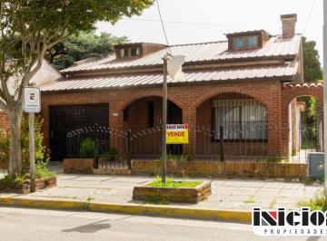 Casa de 4 ambientes, Mar de Ajó · Hermoso Chalet en Excelente Ubicación - C1039