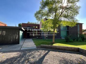 Casa · 460m² · 5 Ambientes · 3 Cocheras · Casa en Venta 5 Ambiente con Vista Al Golf Barrio Pingüinos