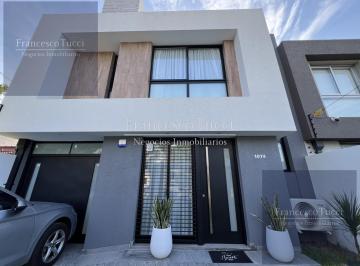 Casa · 166m² · 4 Ambientes · 2 Cocheras · Casa en Venta 5 Ambientes Ituzaingó Norte