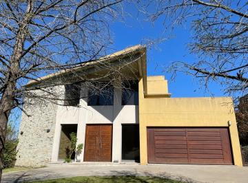 Casa · 245m² · 4 Ambientes · Casa en Venta en Zarate