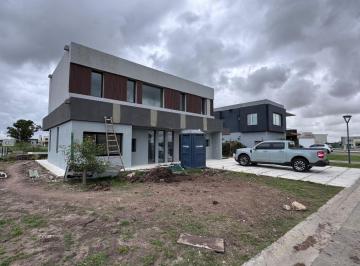 Casa de 5 ambientes, Berazategui · Casa en Venta - Sebastian Gaboto