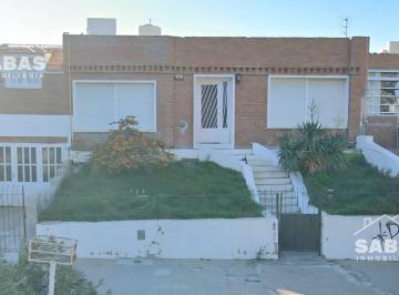 Casa · 300m² · 8 Ambientes · 2 Cocheras · Casa Barrio Roca