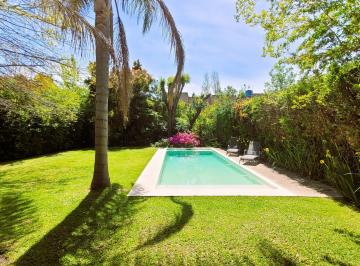Casa · 240m² · 5 Ambientes · 1 Cochera · Isla del Sol | Alquiler Anual Amoblado | Cálida Casa con Pileta y Gran Altillo en Lote Interno