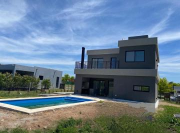 Casa · 140m² · 4 Ambientes · 2 Cocheras · Casa en San Sebastian