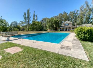 Casa · 246m² · 6 Ambientes · 2 Cocheras · Casa - Coronel Brandsen