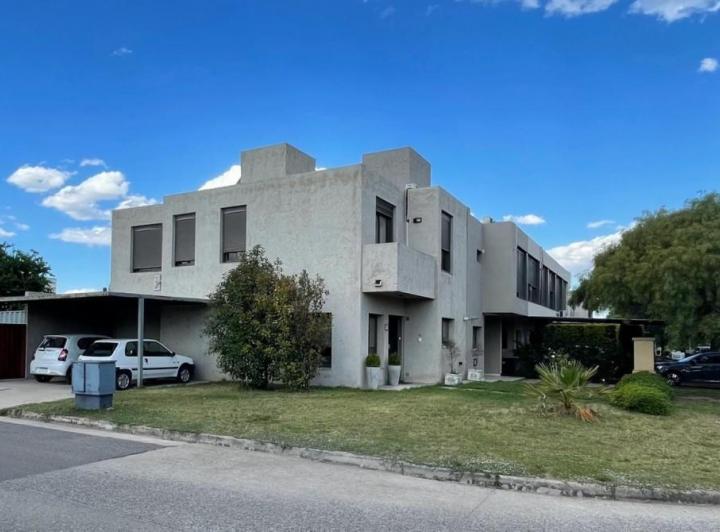 Casa · 179m² · 4 Ambientes · 2 Cocheras
