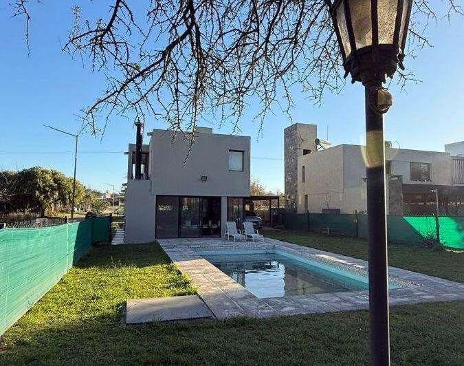 Casa · 200m² · 4 Ambientes · 2 Cocheras