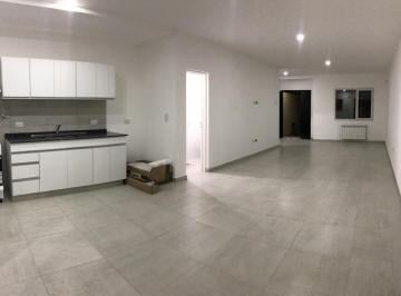 Casa · 105m² · 4 Ambientes · 1 Cochera · Duplex en Barrio Perticone