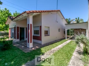Casa · 123m² · 5 Ambientes · 2 Cocheras · Casa en Venta en Pleno Centro de City Bell: 471 Esq. 14 - A. Muy Buen Estado. Lote de 15 X 20