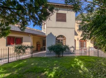 Casa · 250m² · 8 Ambientes · 2 Cocheras · Casa en Venta en 25 y 495, Gonnet. Tiene 3 Dorm. y Escritorio, Parque y Pileta.
