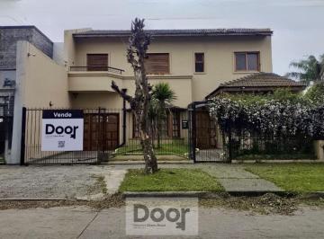Casa · 250m² · 8 Ambientes · 2 Cocheras · Casa en Venta en 25 y 495, Gonnet. Tiene 3 Dorm. y Escritorio, Parque y Pileta.