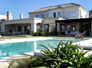 Casa · 460m² · 6 Ambientes · 2 Cocheras · Estancias del Pilar | Venta | Impresionante Casa Inteligente con Vista Al Lago y Lateral Verde