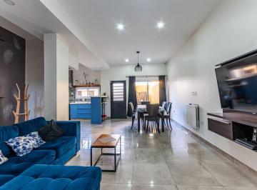 Casa · 180m² · 4 Ambientes · 1 Cochera · Venta Casa en Wilde de 4 Ambientes.