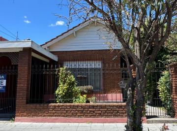 Casa de 5 ambientes, Vicente López · Casa en Venta en Florida Oeste - Quincho con Parrilla, Cochera, Lavadero, 3 Habitaciones, Patio